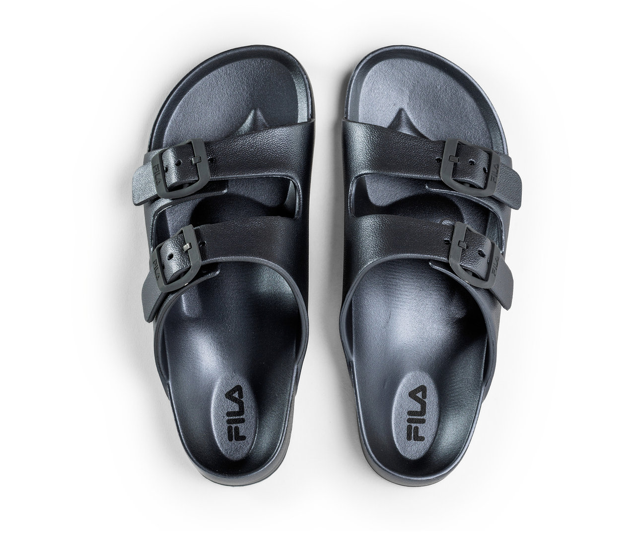 Pohled shora na dva černé dámské pantofle FILA Matero.