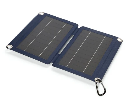 Rozložený modrý solární panel s karabinou leží na bílém pozadí.