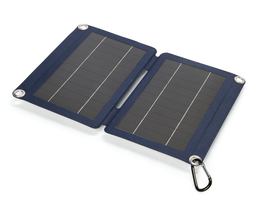 Rozložený modrý solární panel s karabinou leží na bílém pozadí.