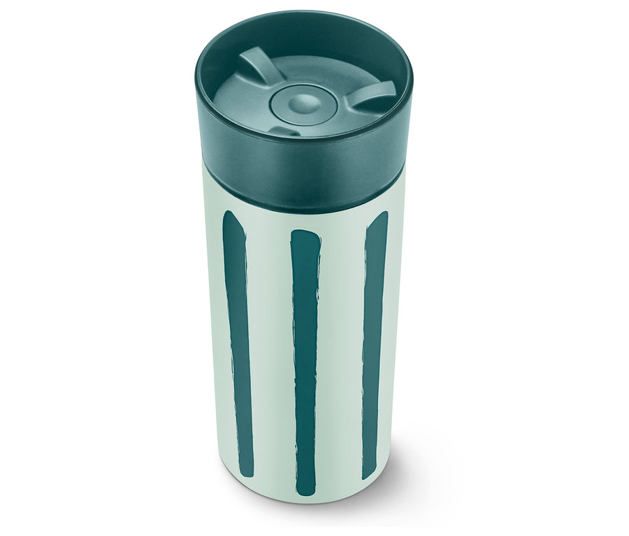 Kelímek na kávu s proužky stojí na bílém pozadí.