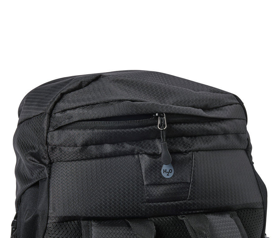 Detail černého batohu se zipem a přívěskem H2O.