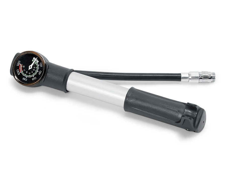 Pumpička na kolo s manometrem leží na bílém pozadí.