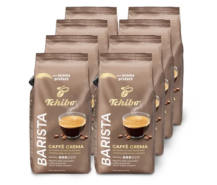 Několik hnědých balení kávových zrn Tchibo Barista Caffe Crema uspořádaných na polici.