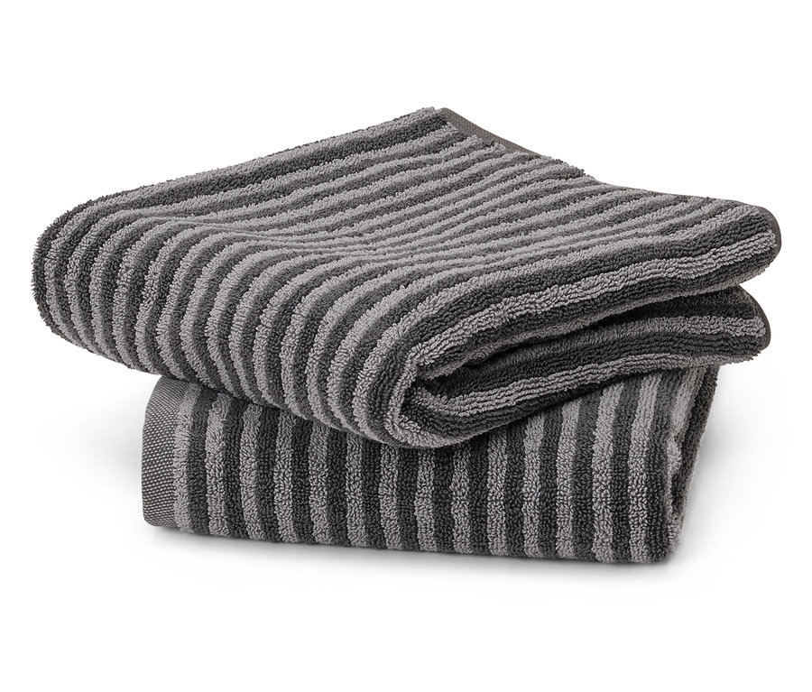 Dva šedé pruhované ručníky leží naskládané na sobě.