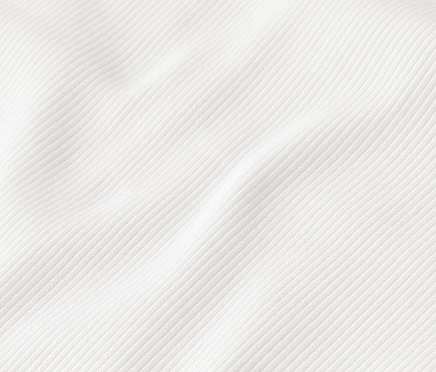 Detail žebrované bílé látky.