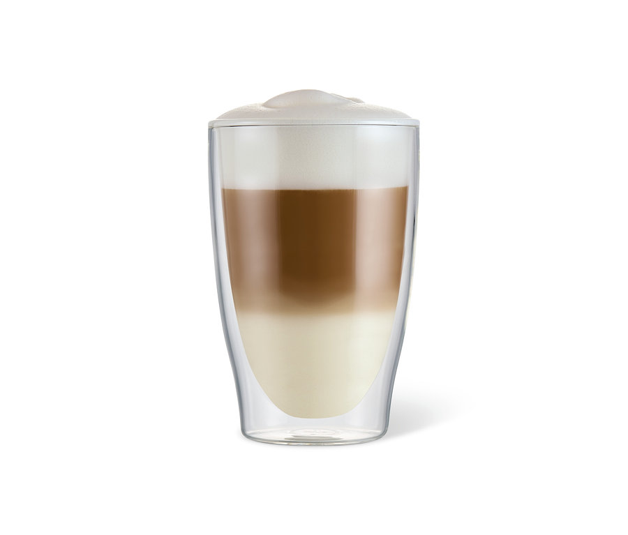 Latte macchiato ve dvoustěnné sklenici.