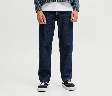 Osoba má na sobě tmavě modré džíny Jack & Jones JJOriginal Chris, bílé tričko, modrobílou kostkovanou bundu a černé tenisky.