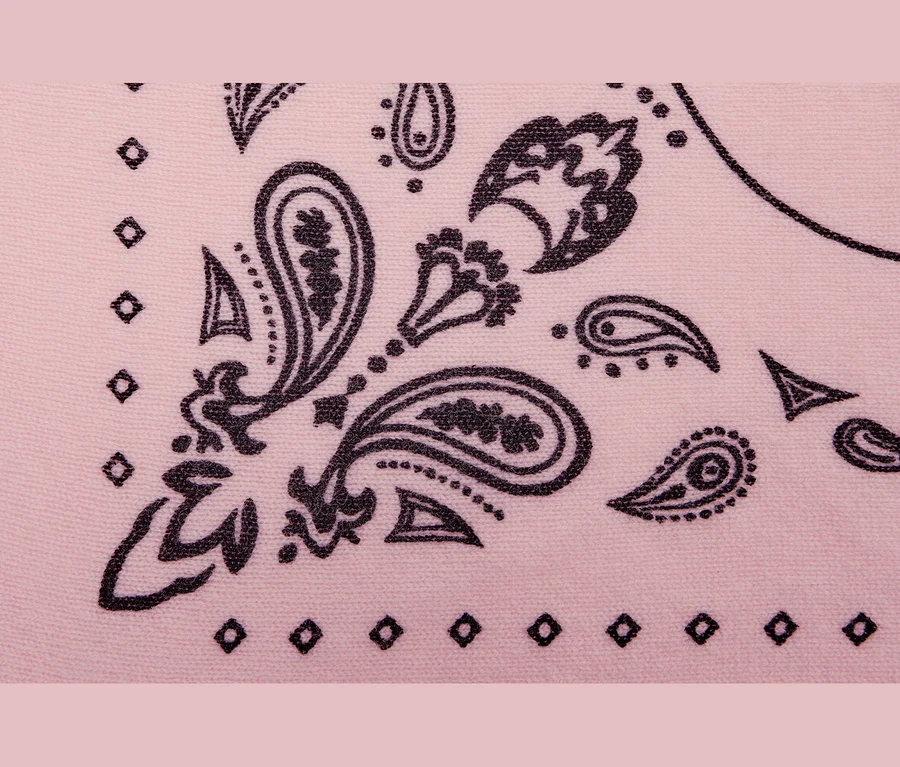 Světle růžový pletený šátek bandana s černým paisley vzorem, z vlny a kašmíru.