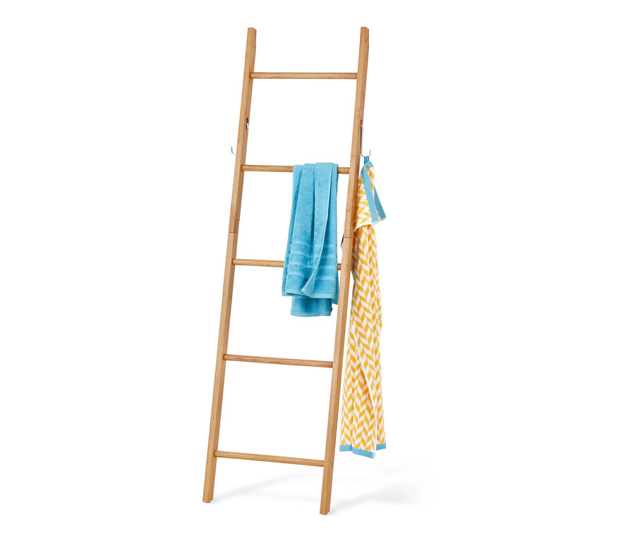 Dva žebříkové regály z dubového dřeva s modrým a žluto-bílým ručníkem.
