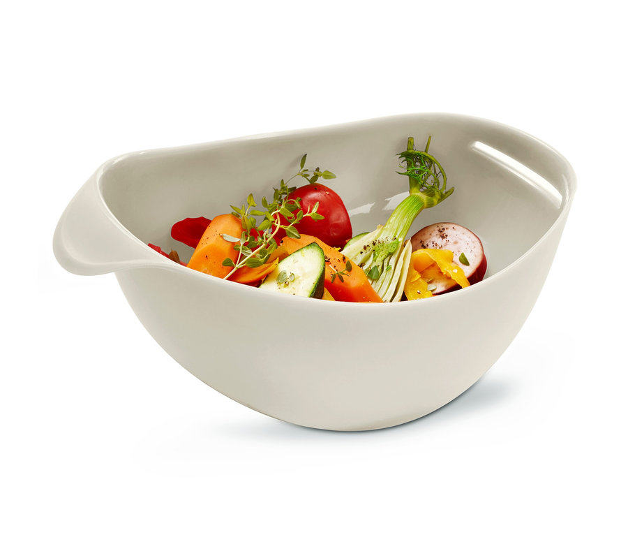 Zelenina v míse na pečení chleba.