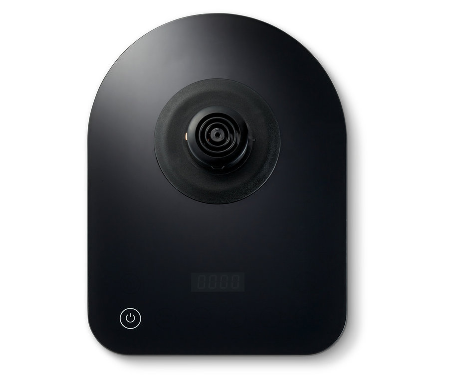 Detailní pohled shora na černou elektrickou konvici na vodu s tenkou hubicí ve tvaru labutího krku.