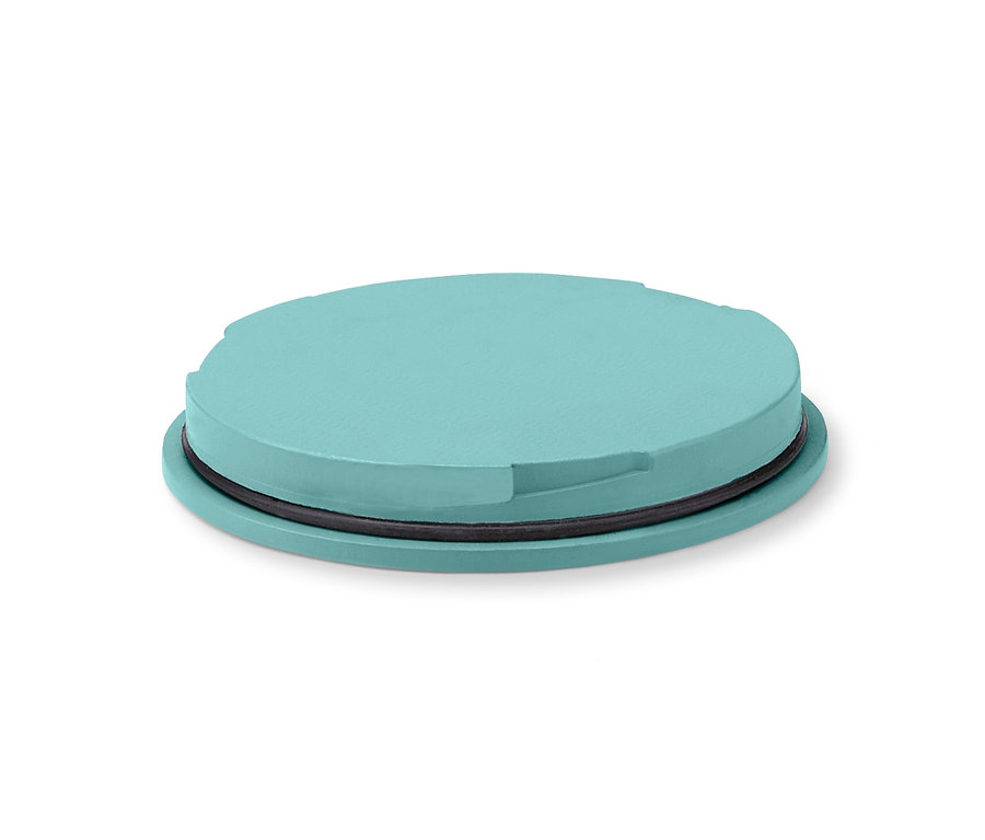 Tyrkysová mísa s odkapávačem na bílém pozadí.