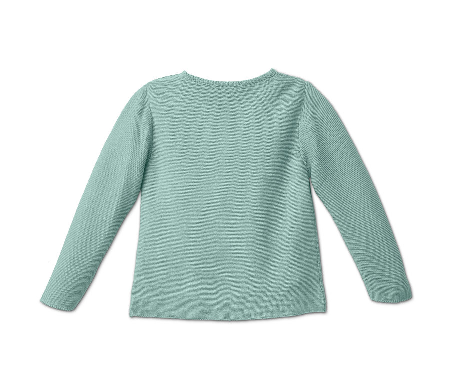 Svetr s dlouhým rukávem.