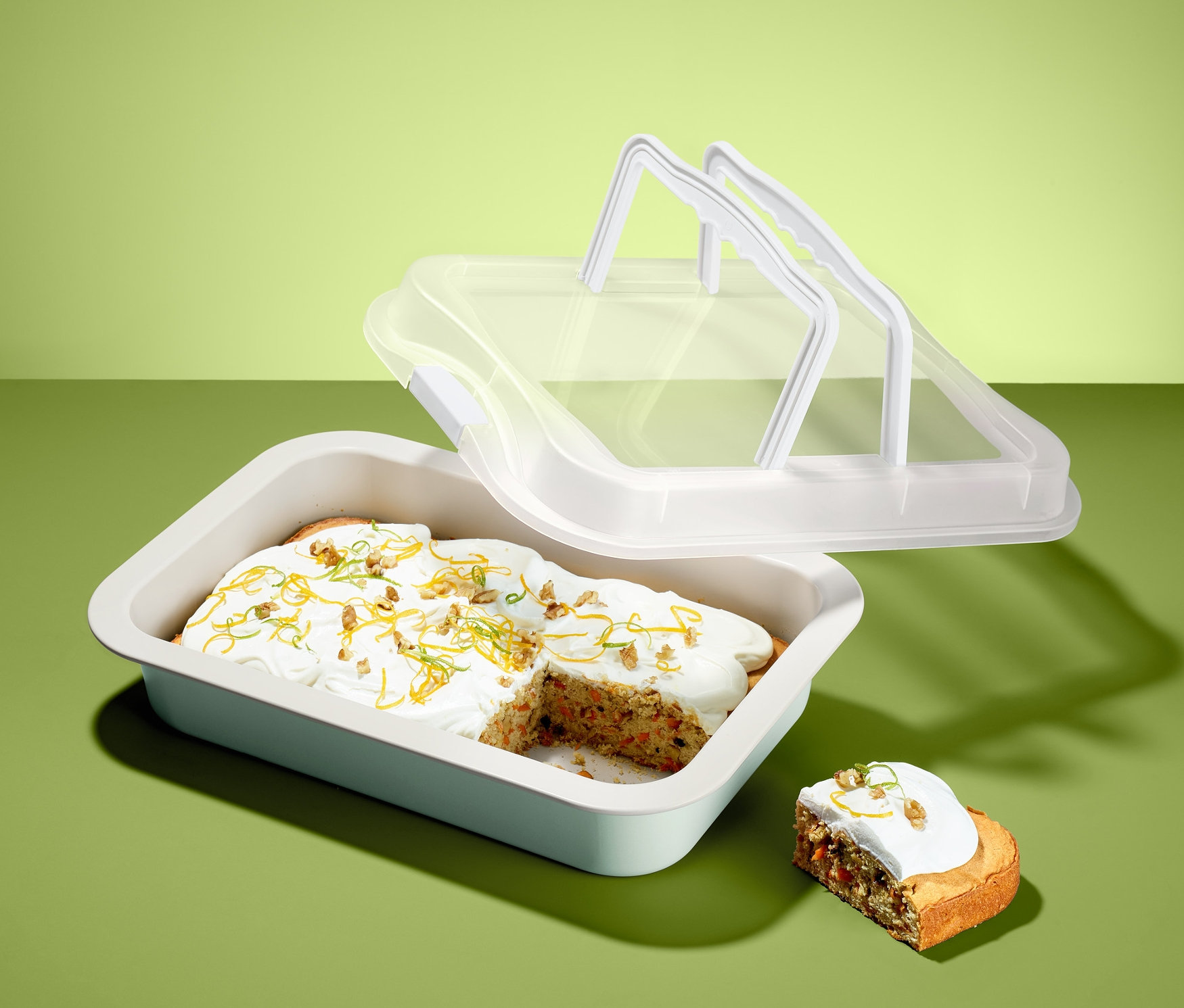 Řez dortu s polevou v pekáči s víkem.