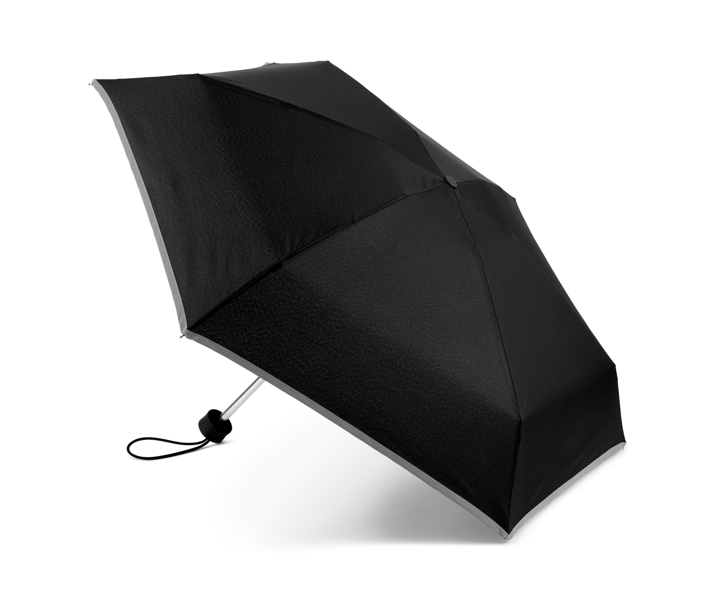 Černý skládací deštník.