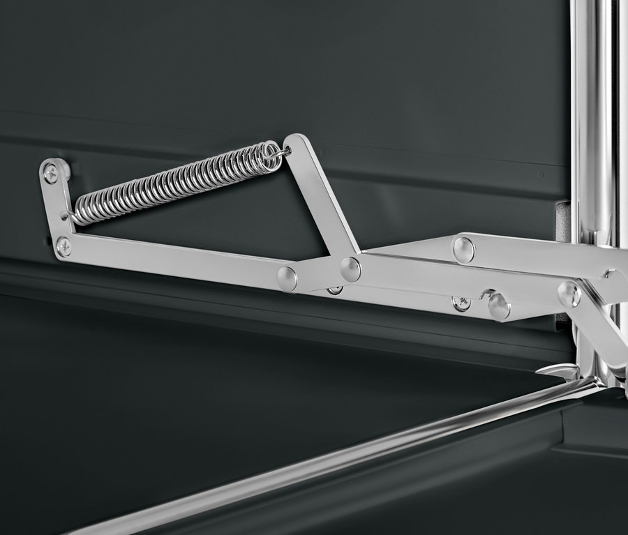 Detail mechanismu černé kovové skříně CN3.