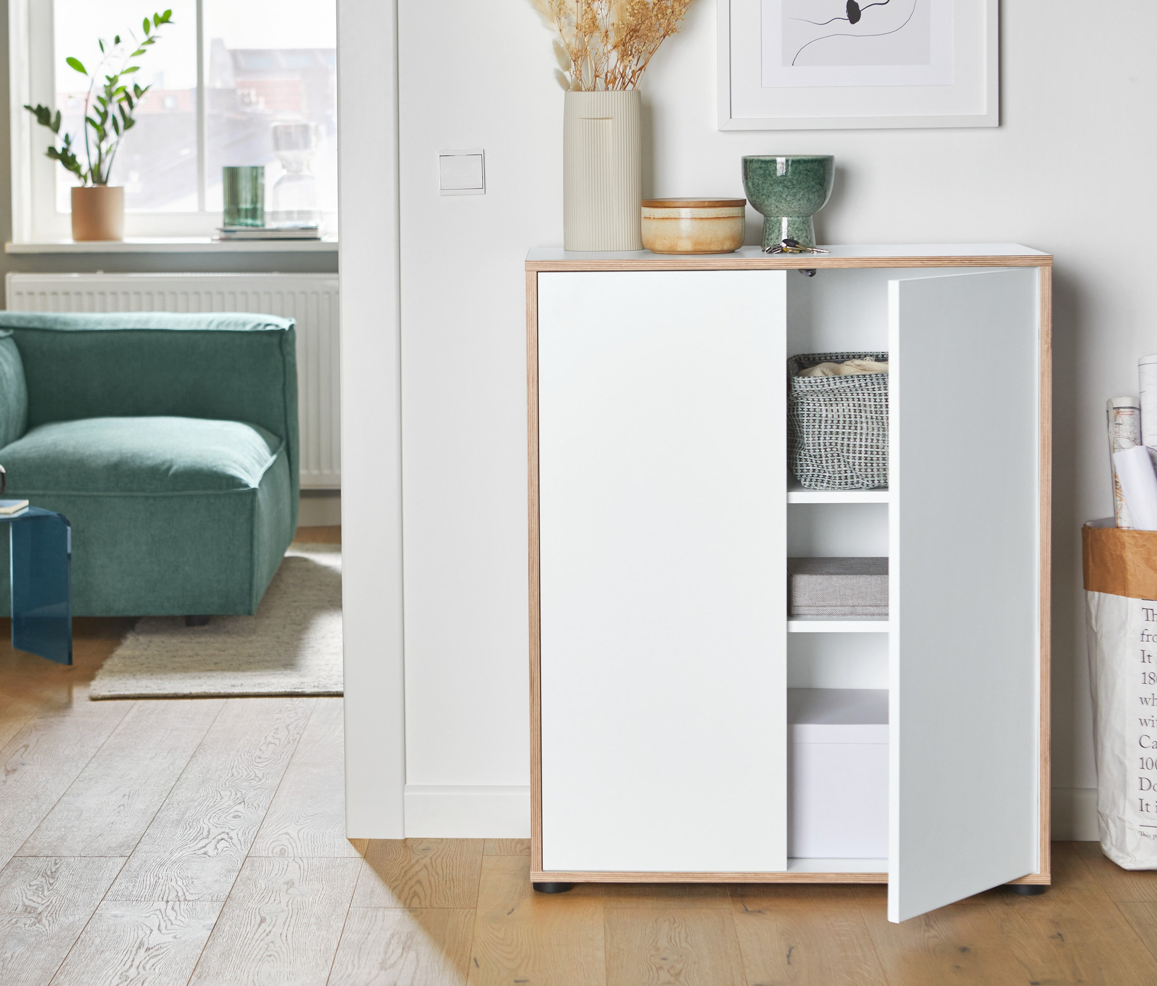 Rohová část modulární pohovky SCAPA »Berlin« a akrylátový stolek v obývacím pokoji.