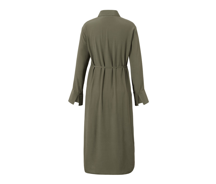 Pohled zezadu na těhotenské halenkové šaty olivové barvy s dlouhými rukávy a páskem.