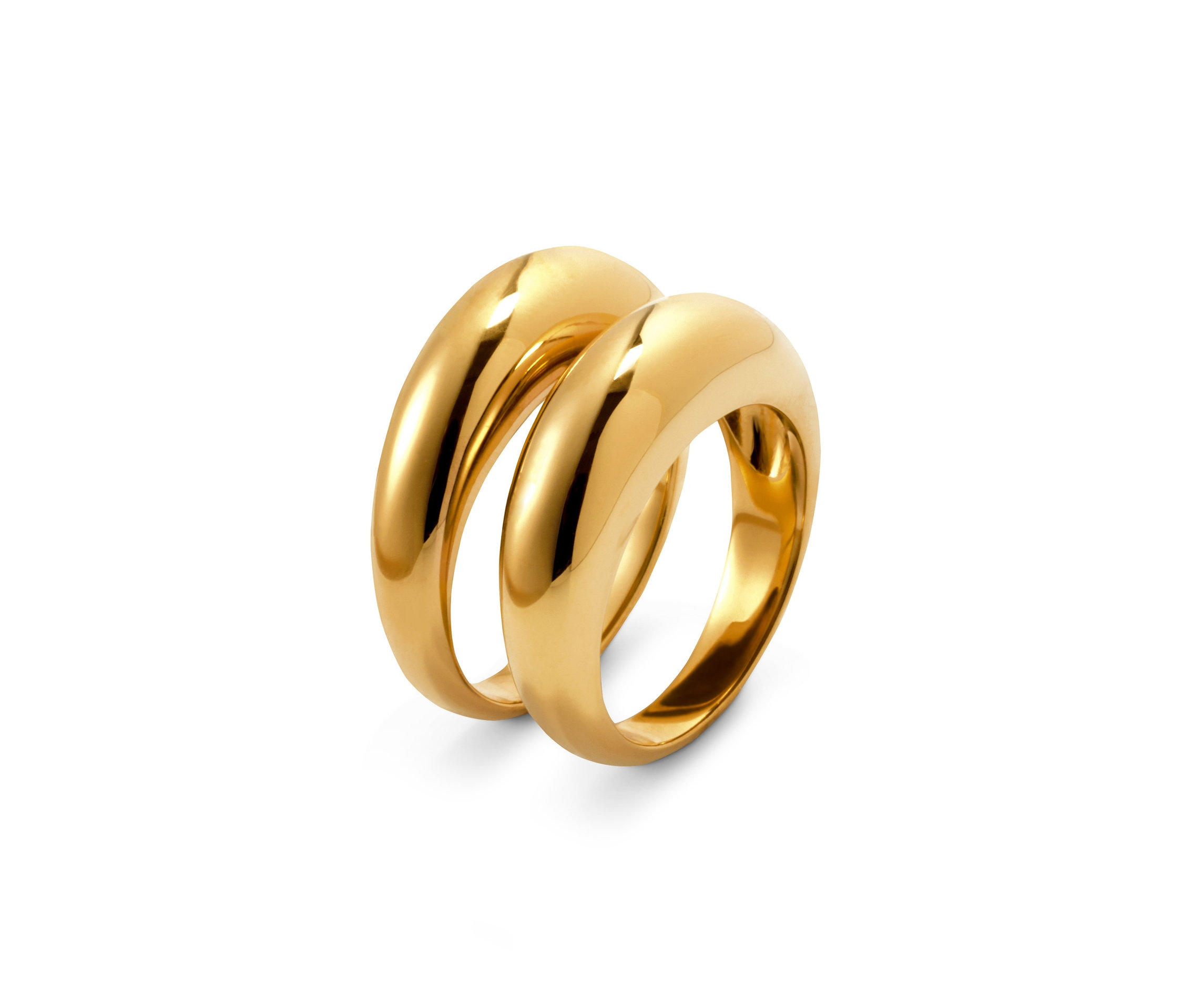 Dva zlaté prsteny sada prstenů leží vedle sebe na bílém pozadí.
