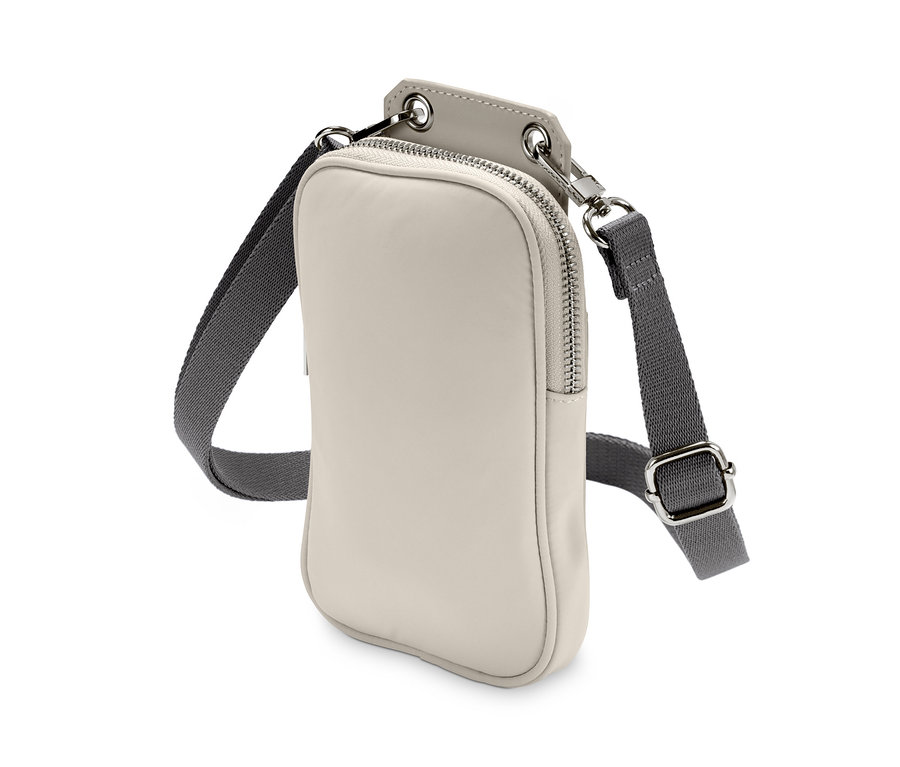 Detailní záběr na béžovou minikabelku s šedým popruhem.