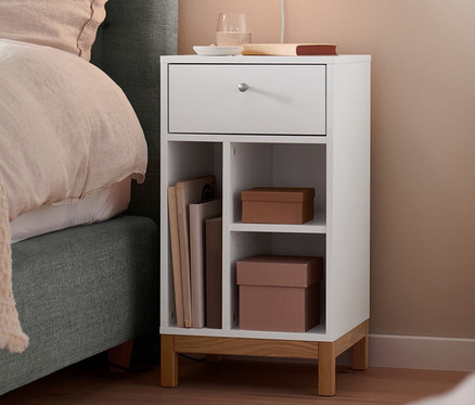 Krémové kovové nástěnné svítidlo nad světlým šedou postelí boxspring Scapa 160x200 cm a nočním stolkem.