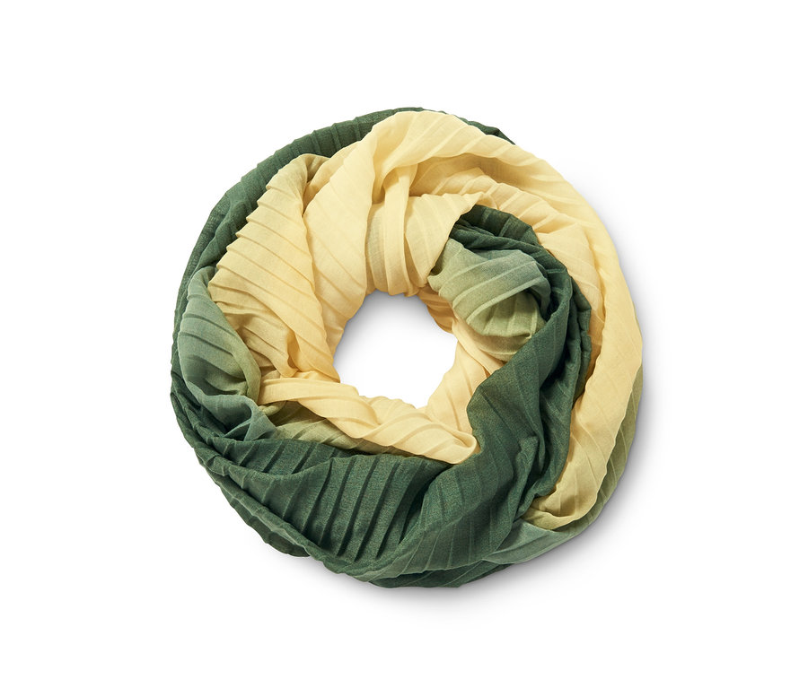 Detail plisované kruhové šály v odstínech žluté a zelené.