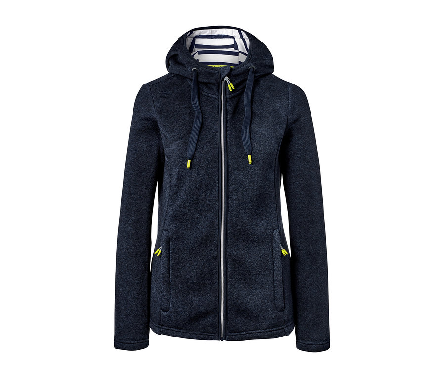 Modrá bunda z pleteného fleecu se zipem a kapucí.