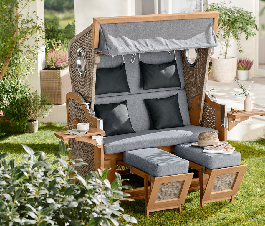 XXL plážový koš se 2 sklopnými stolky na trávníku.