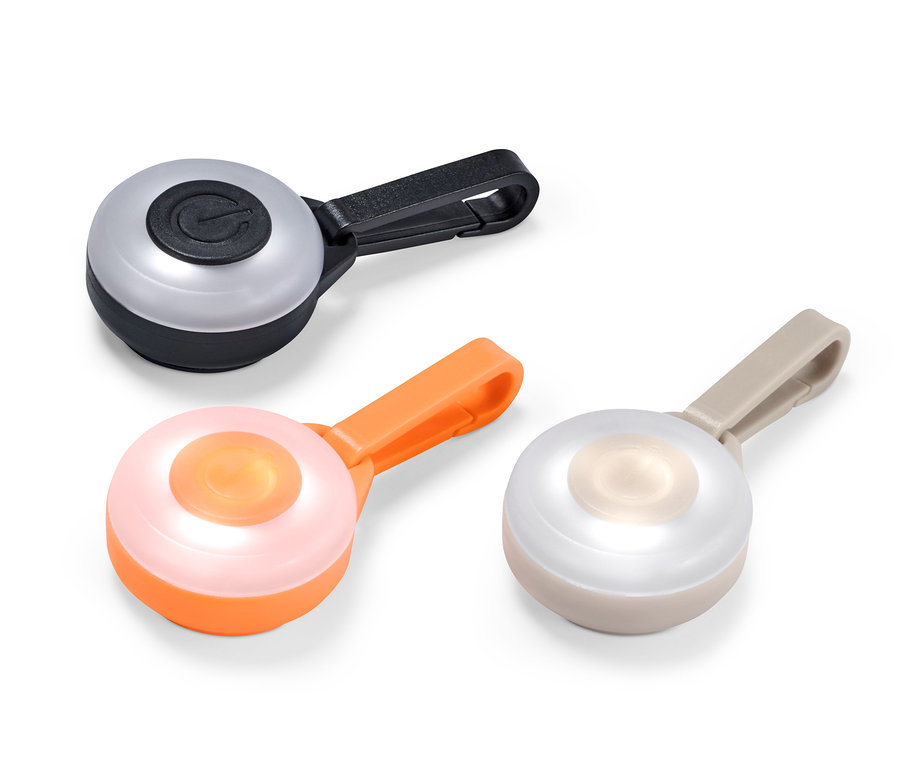 Tři LED přívěsky různých barev.