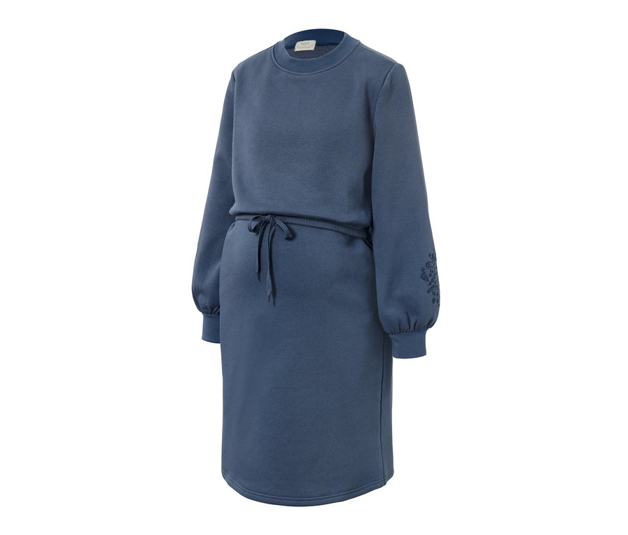 Modré těhotenské šaty z teplákoviny s dlouhými rukávy, stahovací šňůrkou v pase a květinovou výšivkou na jednom rukávu.