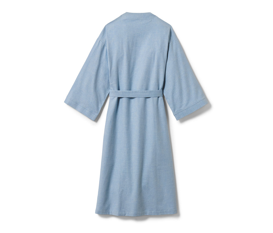 Modrý flanelový župan s páskem.