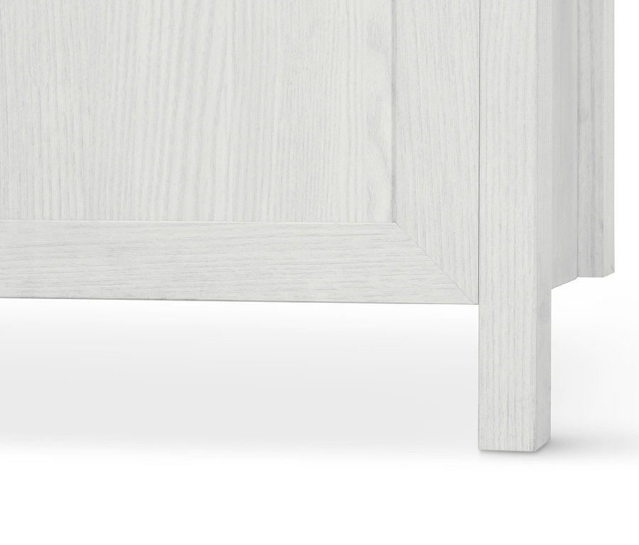 Detail bílého botníku s výklopnými přihrádkami.