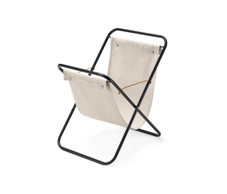 Černý kovový stojan na časopisy s béžovou látkovou kapsou.