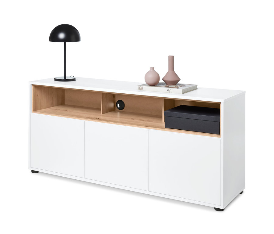 Bílá odkládací skříňka s detaily v dekoru dubového dřeva, na níž stojí lampa, vázy a kniha.