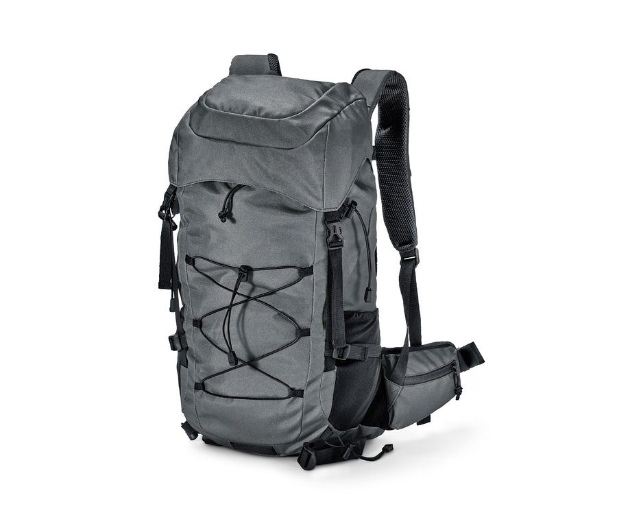 Šedý turistický batoh o objemu 40 l.