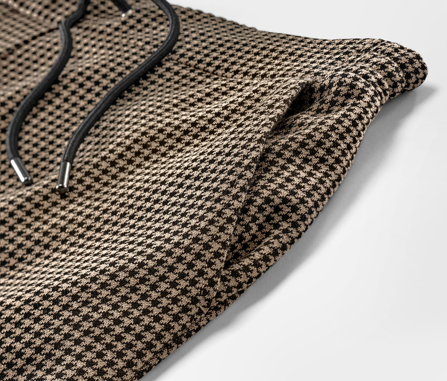 Detailní záběr na kalhoty s žakárovým vzorem.