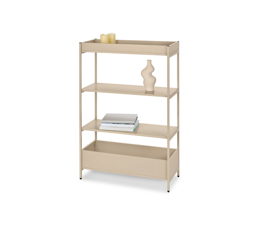 Béžová konzolová skříňka se čtyřmi policemi, na horní polici jsou svíčky, na druhé váza a na třetí knihy.