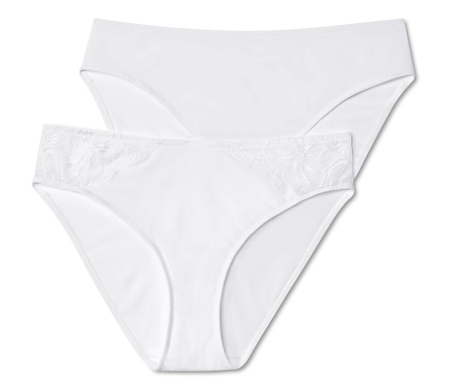 Dvoje bílé kalhotky.