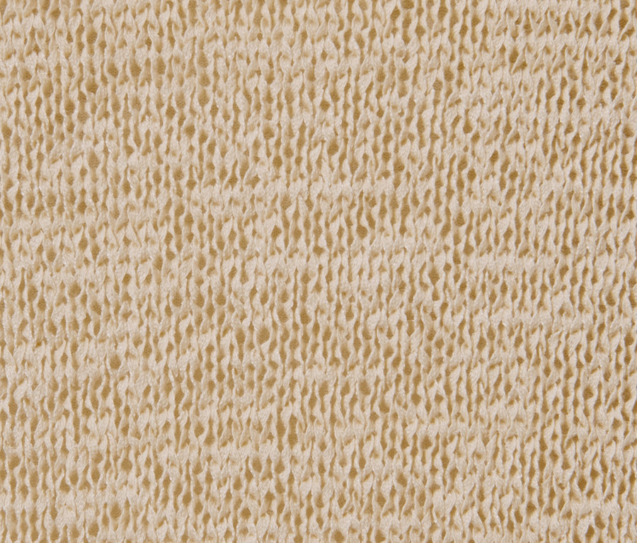 Detailní záběr textury letního pleteného svetru z páskové příze.