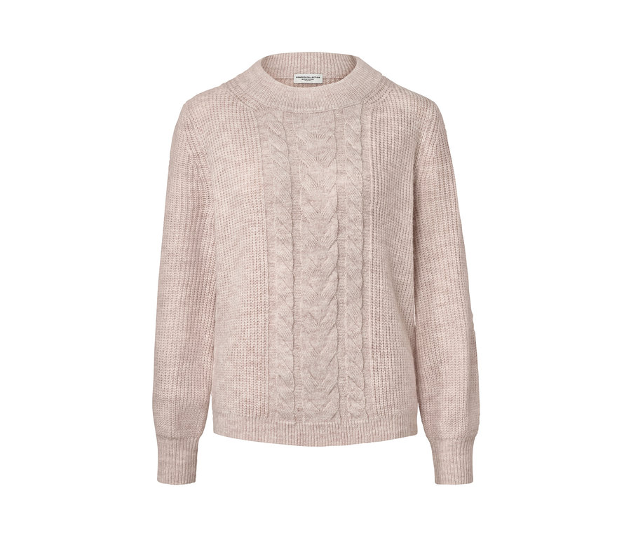 Svetr z hrubého úpletu s copánkovým vzorem.