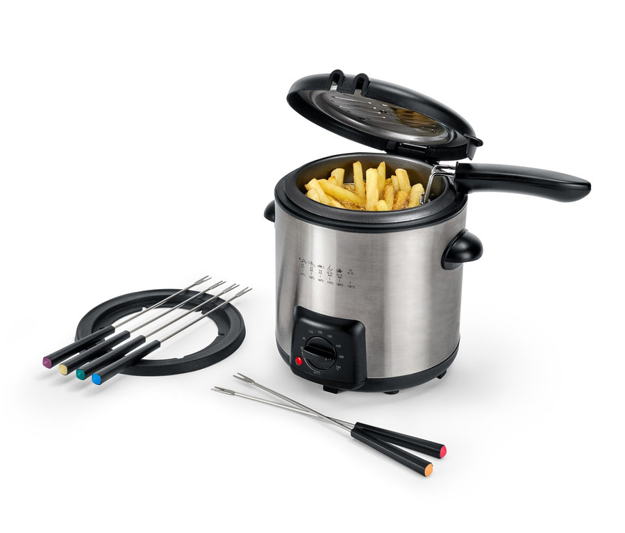 Mini fritéza a fondue s hranolky a vidličkami.