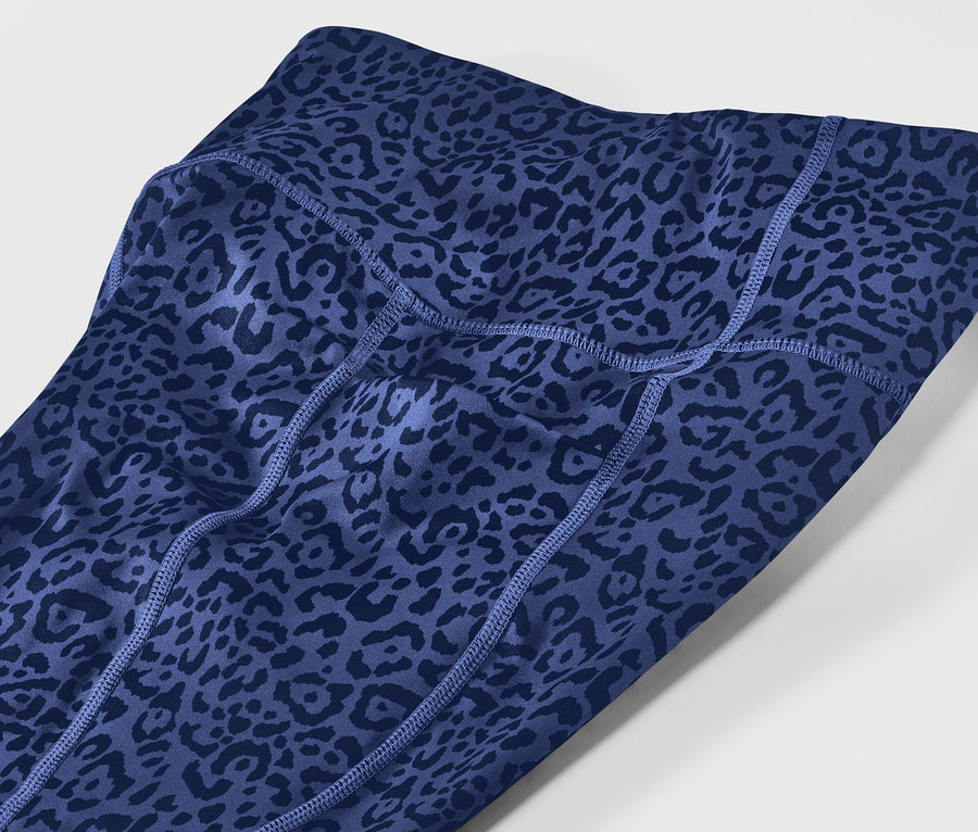 Detail fialových sportovních legín.