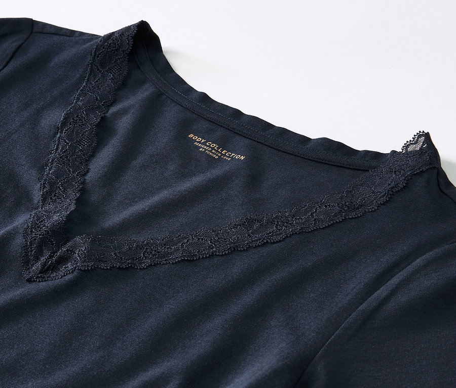 Detail tmavě modrého pyžama s krajkou ve výstřihu do V.