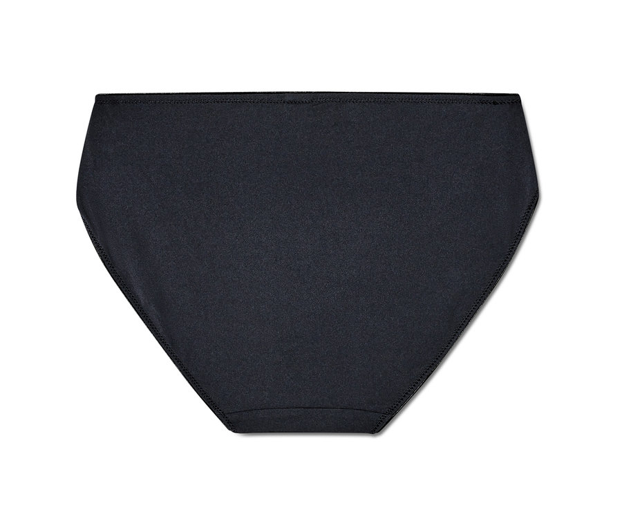 Detailní záběr na černé kalhotky.