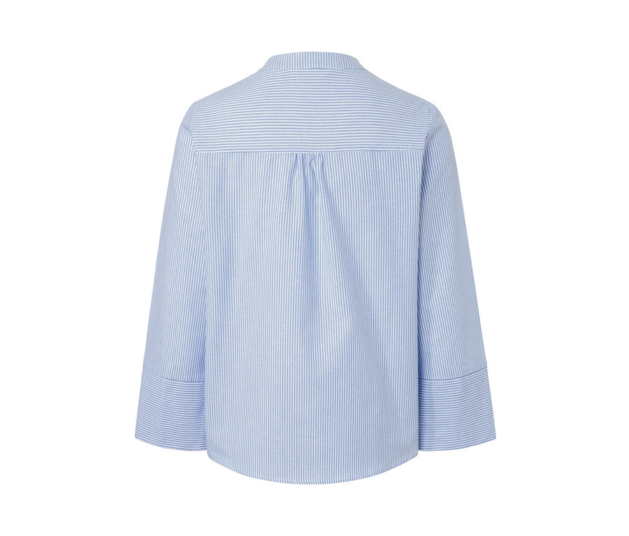 Proužkovaná halenka světle modré a bílé barvy.
