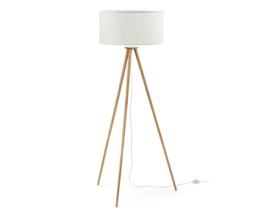 Stojací lampa na třech nohách ze dřeva s bílým stínidlem.