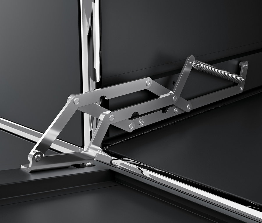 Detail černého kovového nábytku CN3 s chromovaným mechanismem otevírání.