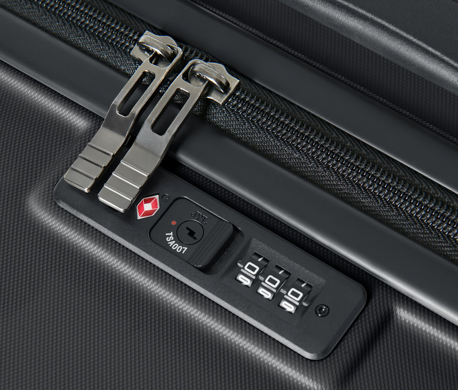 Detail velkého kufru z tvrdé skořepiny s kombinačním zámkem TSA.