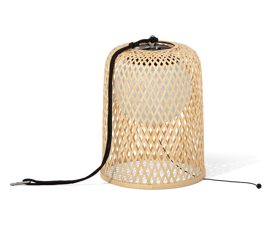 Venkovní závěsné svítidlo na akumulátor s bambusovým stínidlem a černým závěsem.