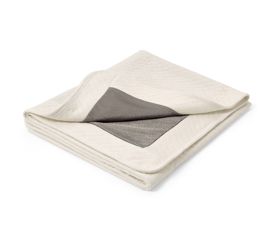 Skládaná stínící deka se stříbrnou podšívkou.